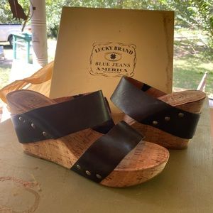 Lucky brand sandals size 9 never worn outside run a mitt small